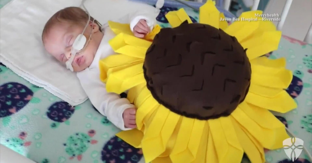 Rockford nurse helps NICU babies dress for their first Halloween - CBS