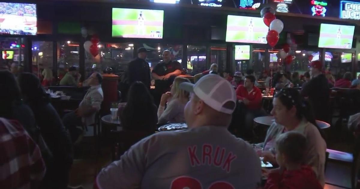 Phillies fans stay up all night to celebrate their team - CBS Philadelphia