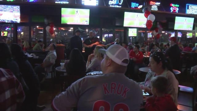 phillies-fans-stay-up-all-night-to-celebrate-their-team-at-home.jpg 