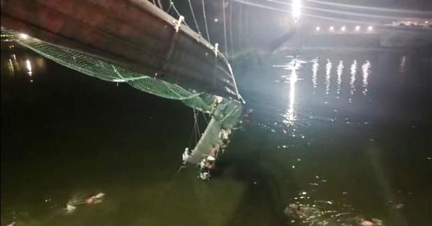Gujarat: Suspension bridge collapses 