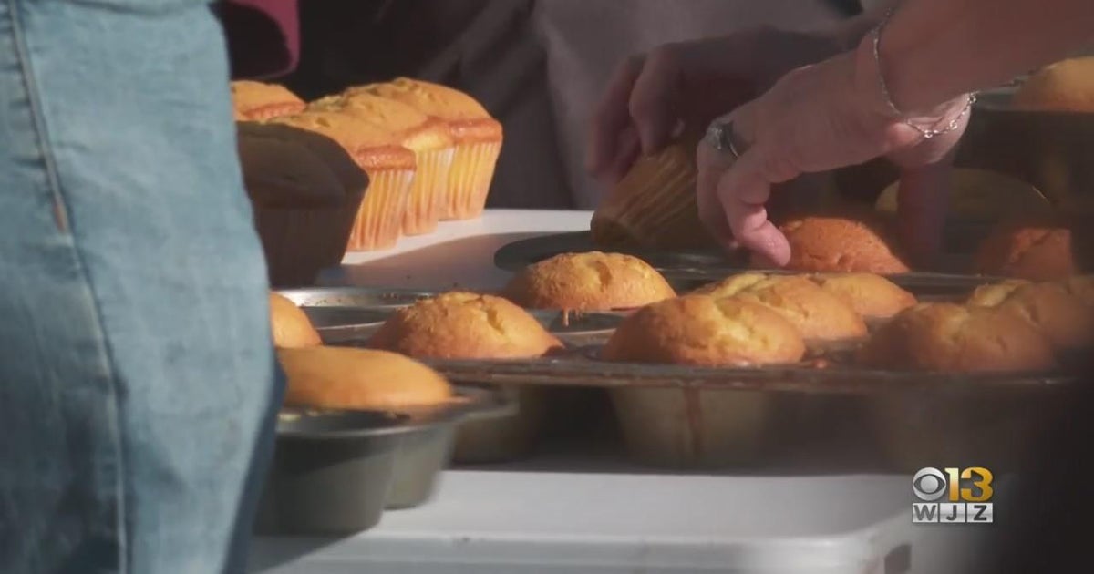Parkville bakery celebrates its reopening with world record for icing cupcakes CBS Baltimore