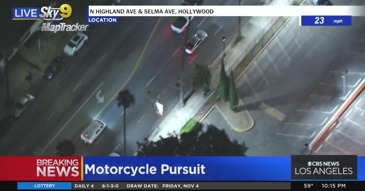Motorcycle suspect drives on sidewalks during pursuit - CBS Los Angeles