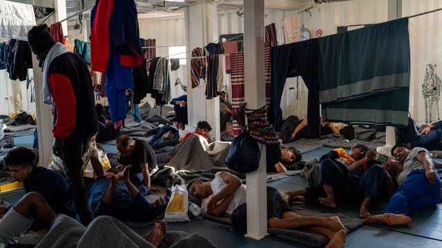 Italy closes ports to NGO migrant ships 