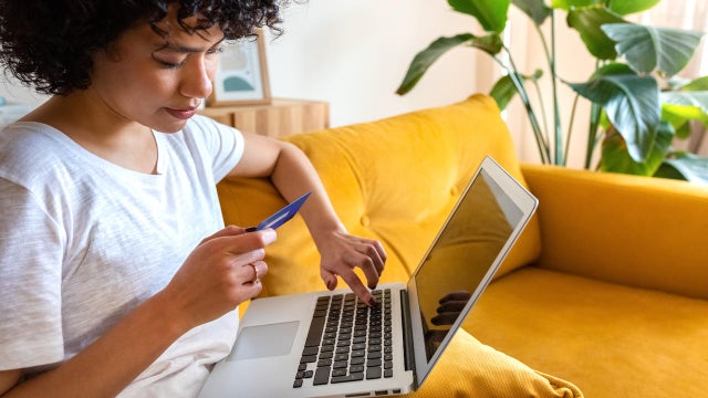 woman online shopping 