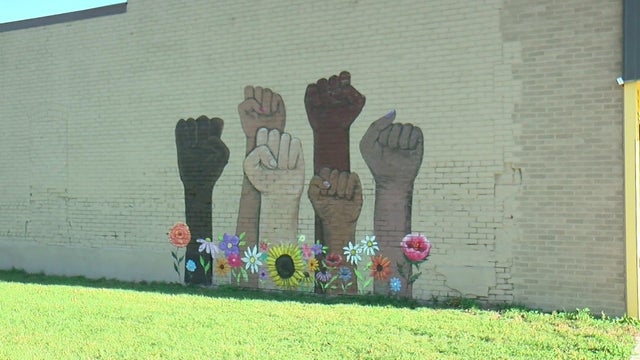 10p-vo-mural-meeting-wcco2aqv.jpg 