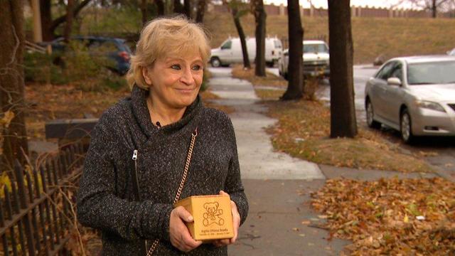 jennifer-rucci-and-the-box-containing-her-daughter-sophies-ashes.jpg 