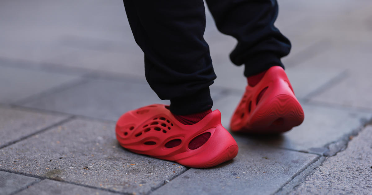 Frontera ambición Cuadrante Adidas' dropping Yeezy will cost it $1.3 billion - CBS News