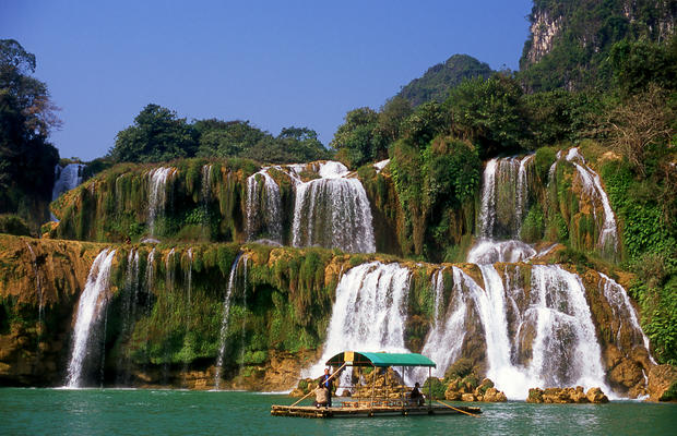 Ban Gioc or Detian Falls, on the Vietnamese - Chinese border, Guangxi Province (China) and Cao Bang Province (Vietnam). 