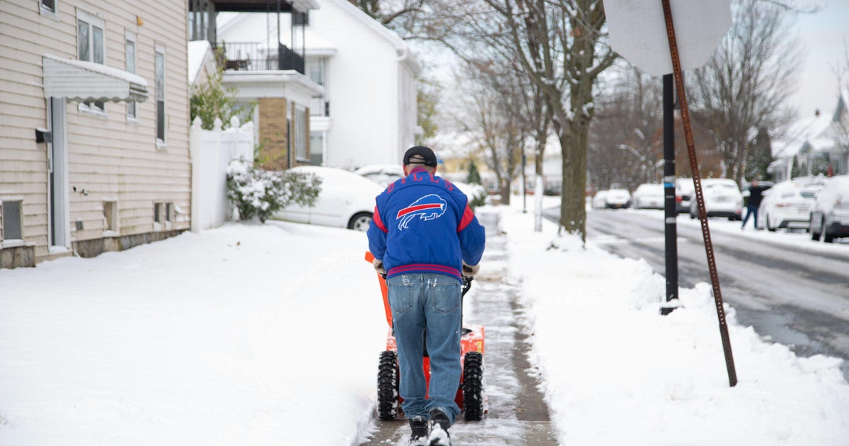 Fans use shovels, snowblowers to ensure Buffalo Bills players can get to  game amid snowstorm - CBS News