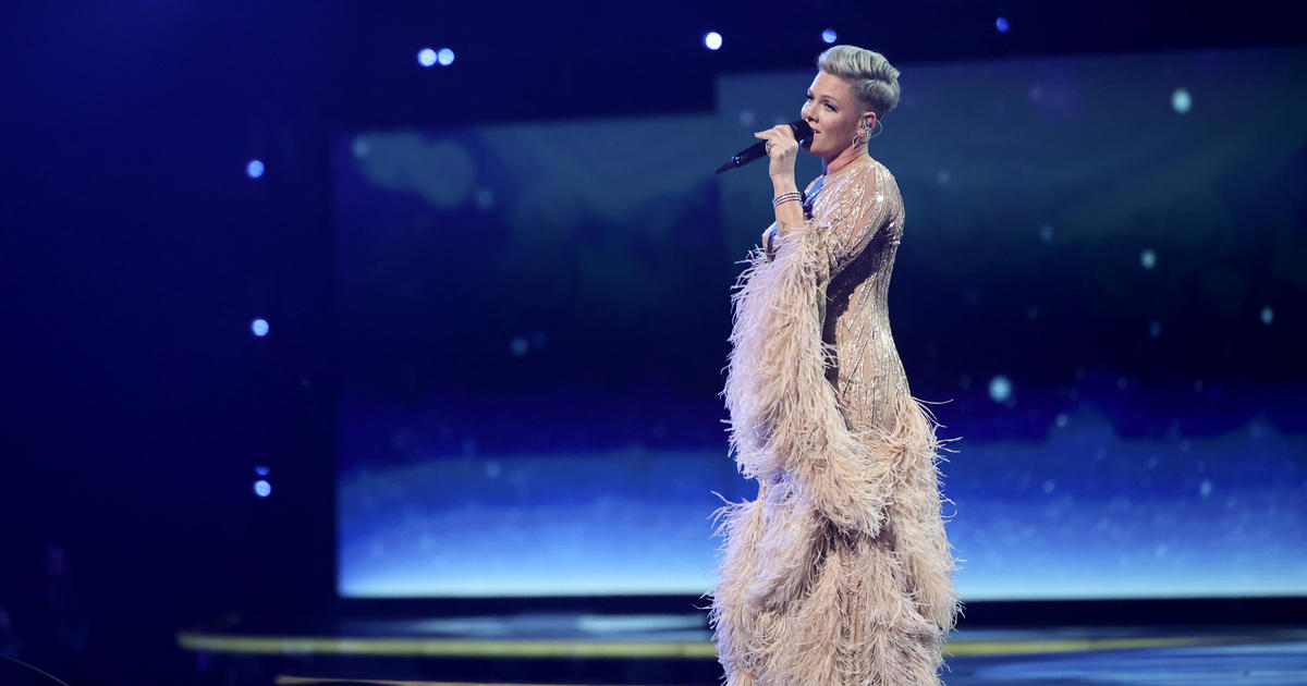 Pink pays tribute to Olivia Newton-John at the American Music Awards