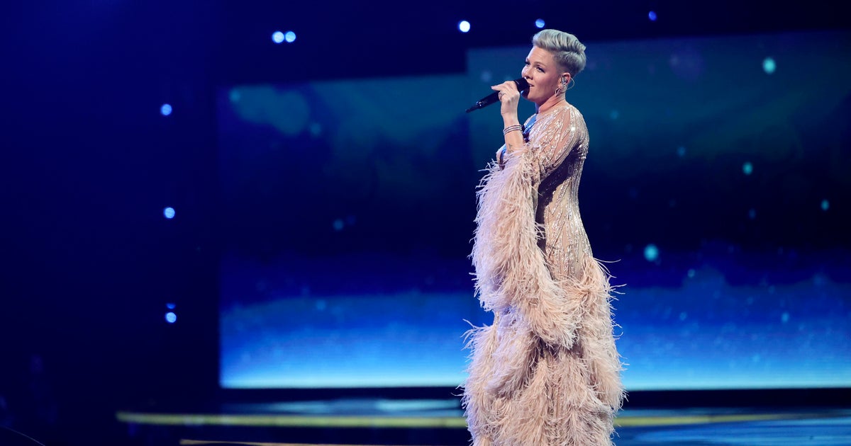 Pink pays tribute to Olivia Newton-John at the American Music Awards