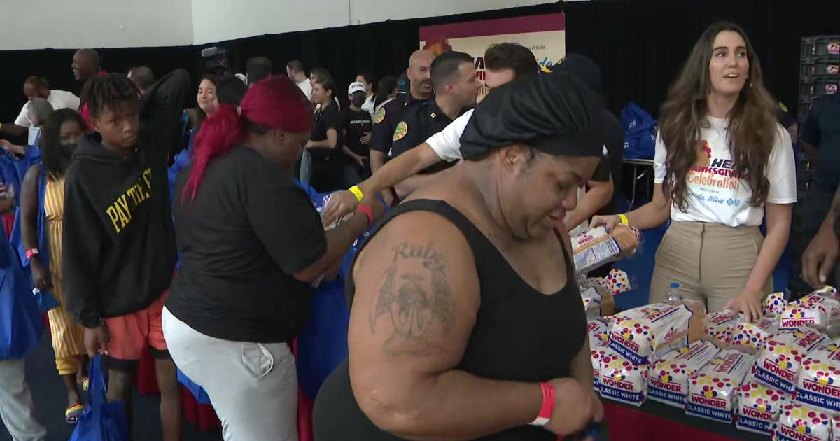 Miami Dolphins And Heat Hand Out Thanksgiving Meals 