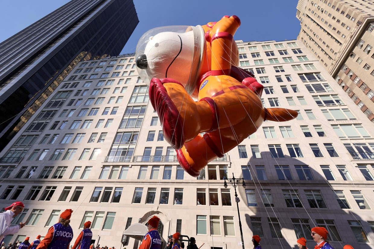Macy's Thanksgiving Day Parade marches through Manhattan with iconic ...