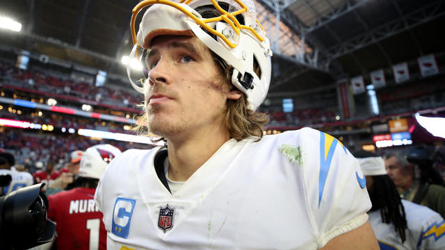 Herbert rallies Chargers to 25-24 win over Cardinals