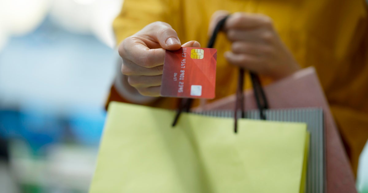 Experts warn of high interest rates on credit cards amid holiday shopping season