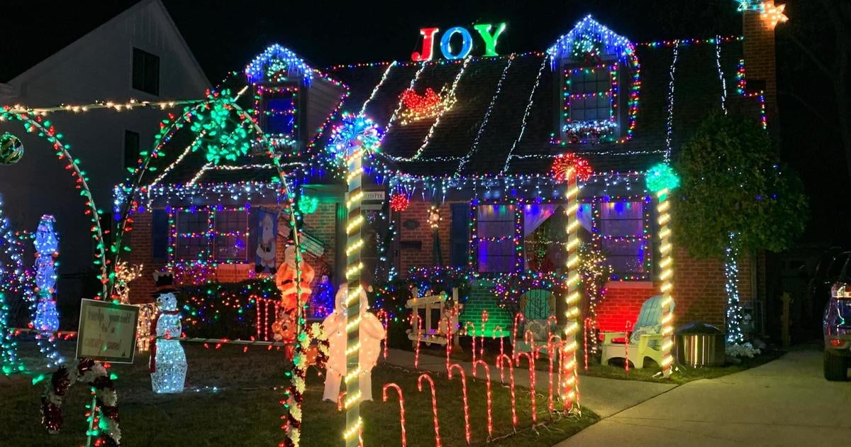 Family collecting donations through light display - CBS Chicago