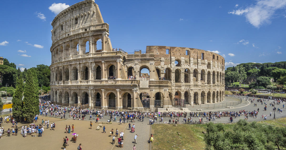 3 men who dress as gladiators arrested for allegedly extorting money from Rome tourists