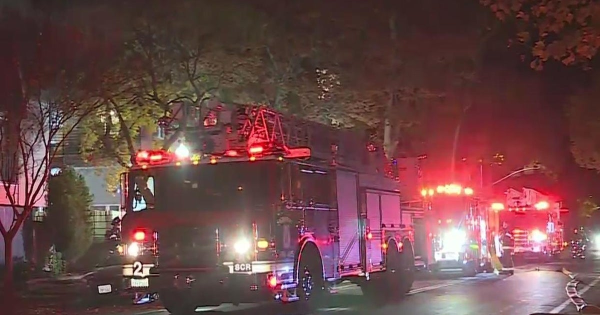 Firefighters battle blaze at commercial building in Sacramento