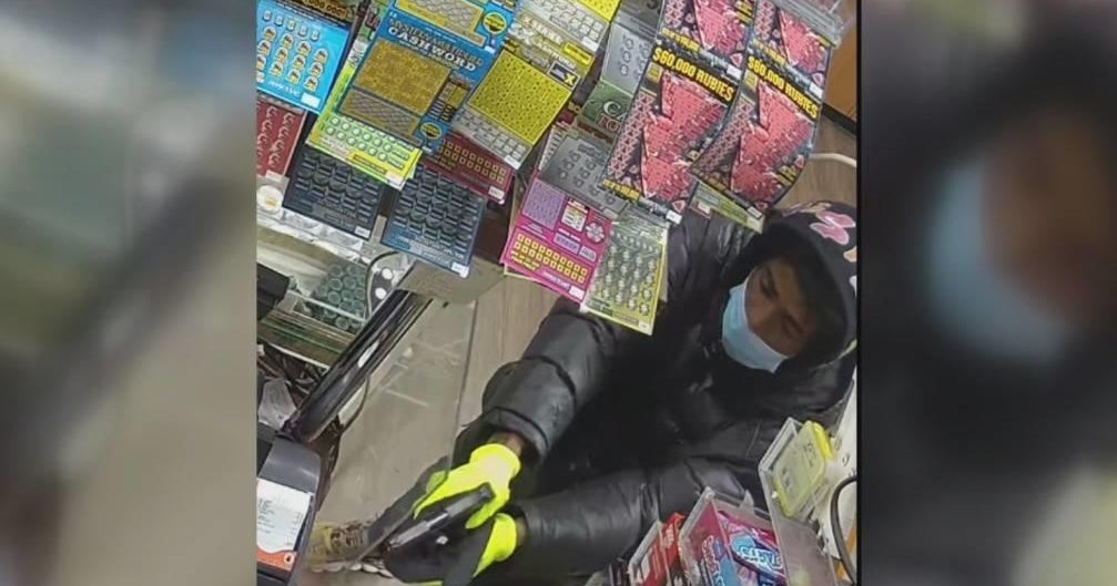 2 suspects wanted for stealing 10,000 from Queens smoke shop in armed
