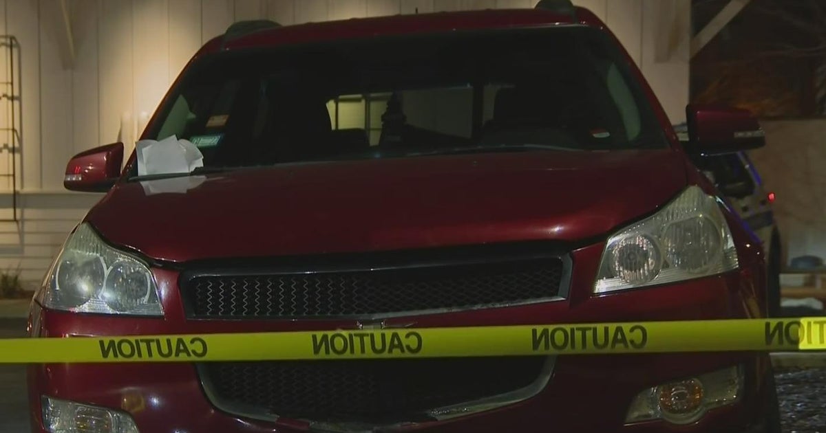 Man shot multiple times by carjackers on Southwest Side - CBS Chicago