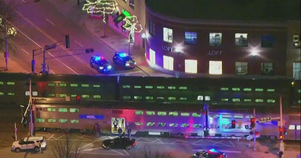 metra-train-hits-vehicle-in-arlington-heights-expect-delays-cbs-chicago