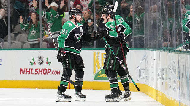 Stars erupt with three goals in 3rd period for Winter Classic lead 