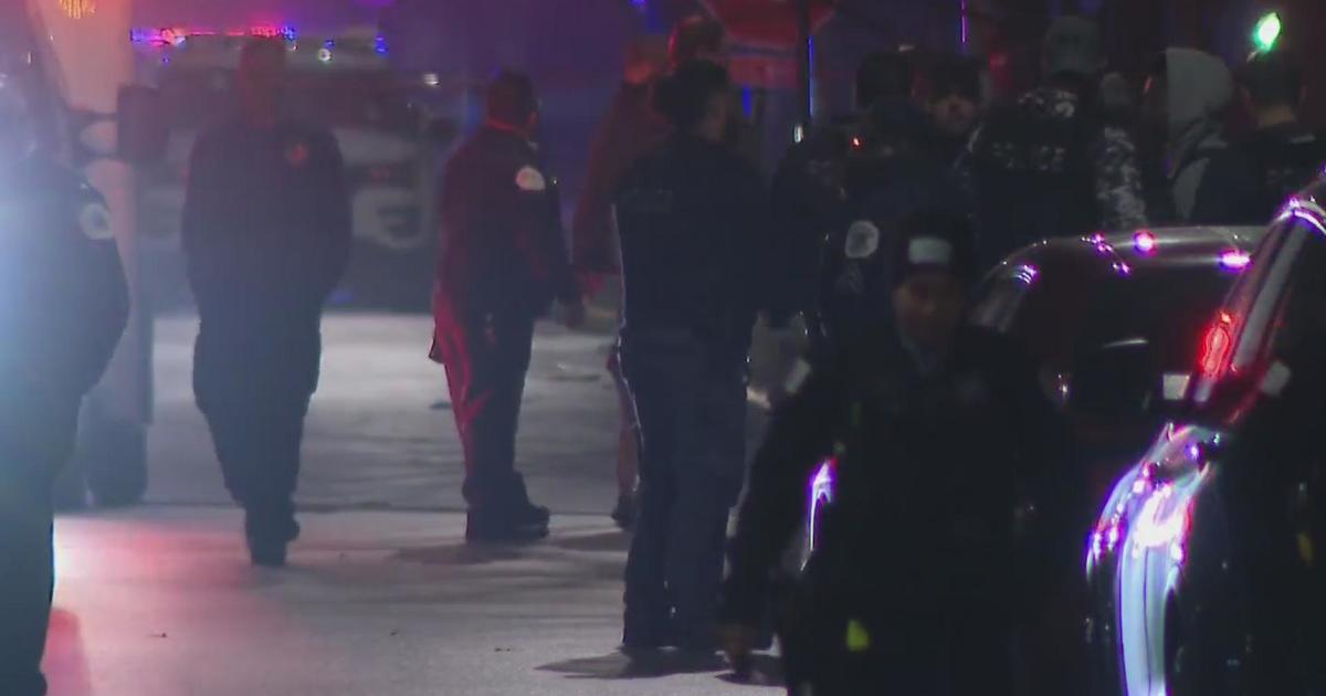 Chicago Police Officer Stabbed In Roseland, Suspect Shot In Wounded ...