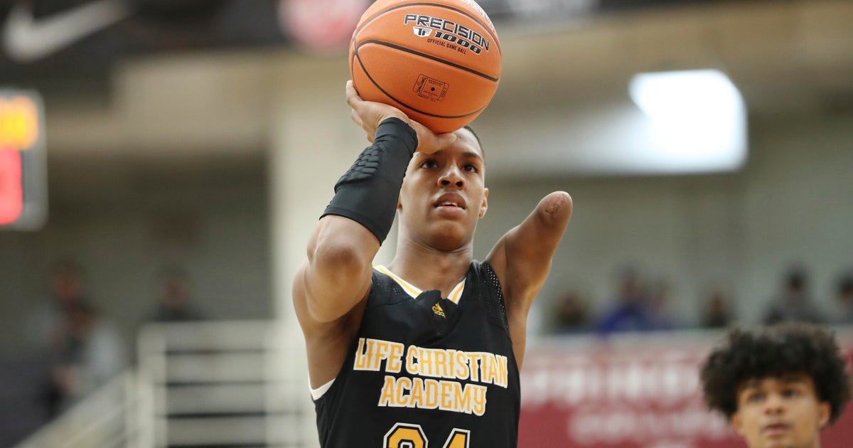 Watch: One-armed player scores first points of college career — including a thunderous dunk