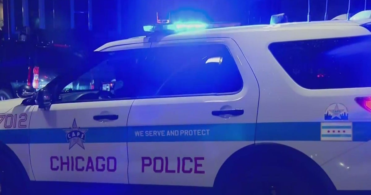 Woodlawn armed robbery ends with man shot, critically wounded - CBS Chicago