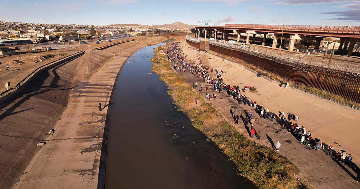 Migrants Crossing The Southern Us Border Surges As Title 42 Is Set To Expire Next Week Cbs News 