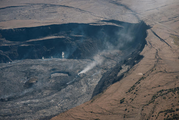 Mauna Loa Volcano Explodes In Island Of Hawaii 
