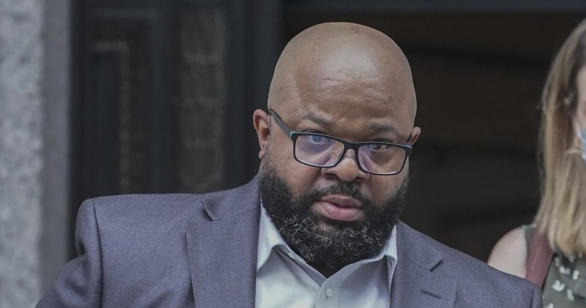 R. Kelly manager gets one year in prison for theater threat - CBS Chicago