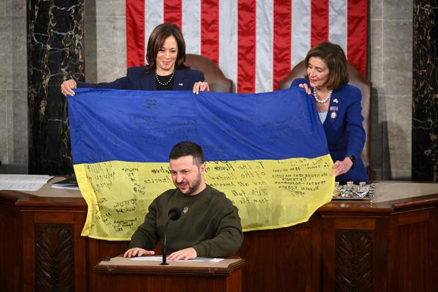 Zelenskyy with Ukrainian flag, speaking in Congress 
