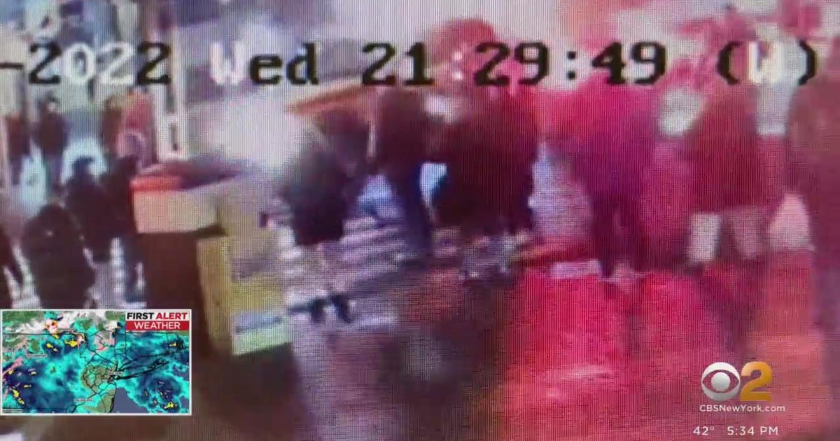 NYPD looking for 2 hit-and-run drivers in Queens - CBS New York