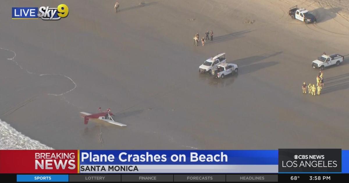 Two People Extracted From Small Plane Following Crash On Santa Monica Beach Cbs Los Angeles