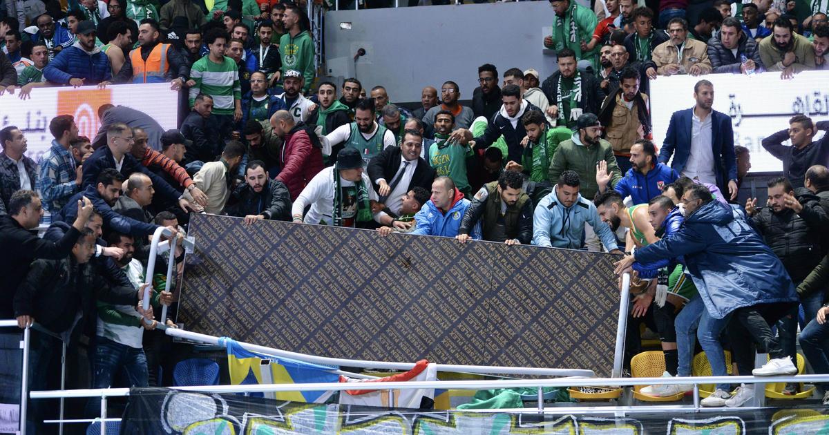 إصابة 27 شخصا على الأقل بانهيار مدرجات خلال مباراة كرة السلة المصرية