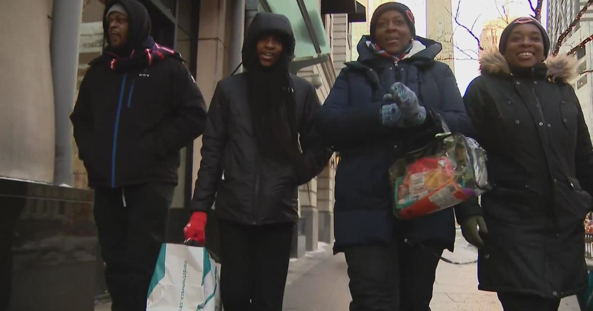 Shoppers endure frigid temperatures for last-minute gifts on Magnificent Mile