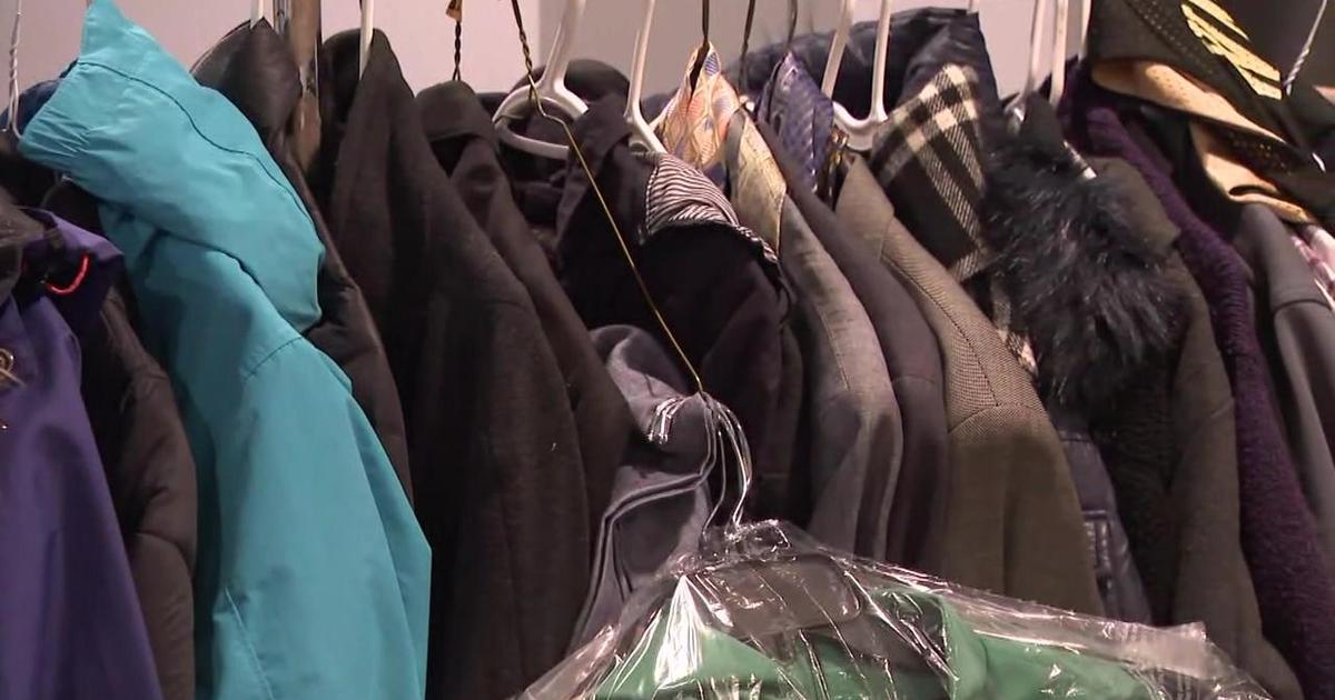 Local organizations step up to help migrants with winter clothes as  temperatures plunge - CBS New York