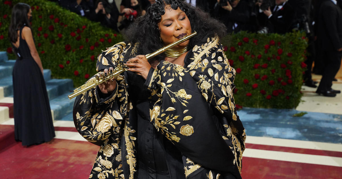 Lizzo moved to tears by Christmas message from flutist James Galway