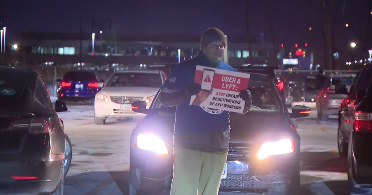 Rideshare drivers protest at O'Hare - CBS Chicago