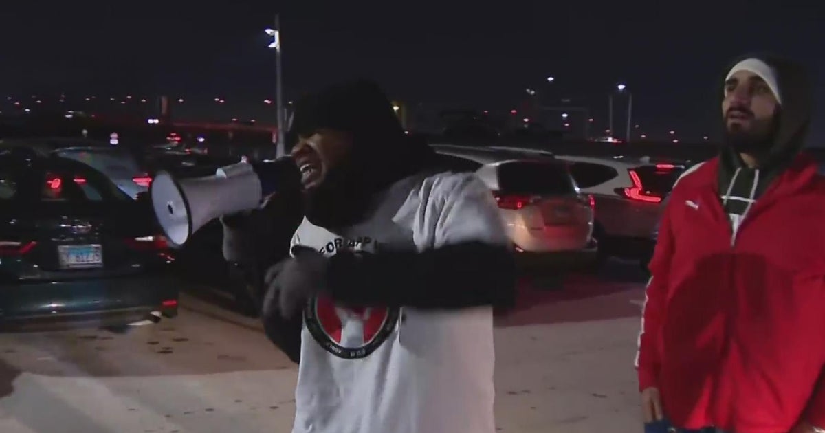 Rideshare drivers protest pay and working conditions at O'Hare - CBS ...