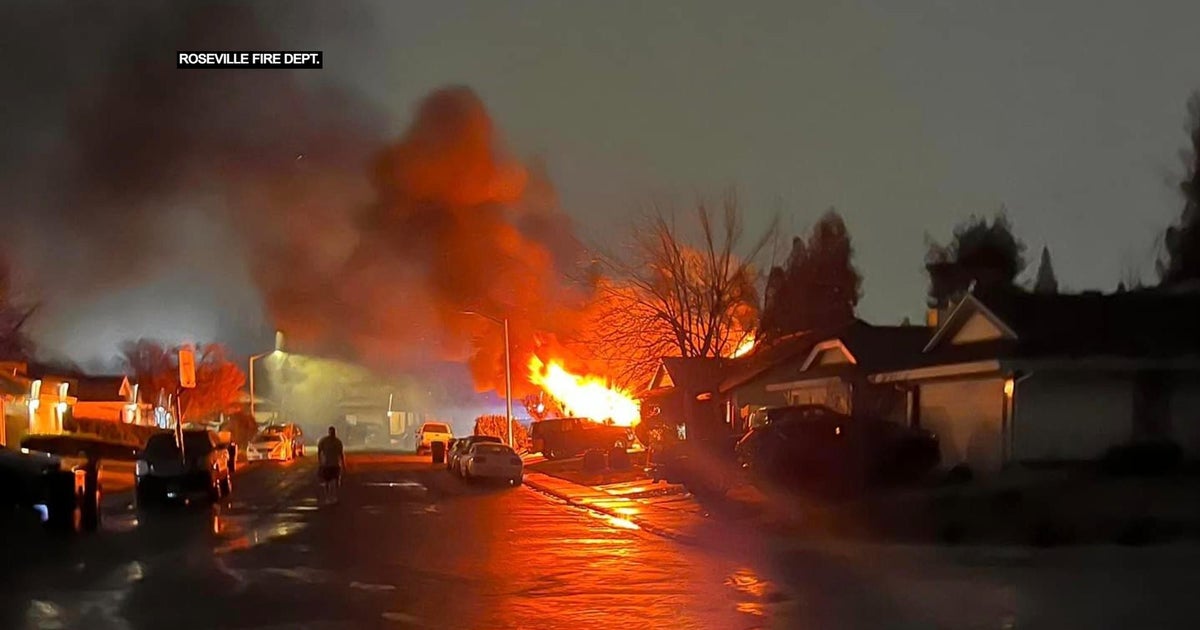 VIDEO: Firefighters battle quick-moving garage fire in Roseville