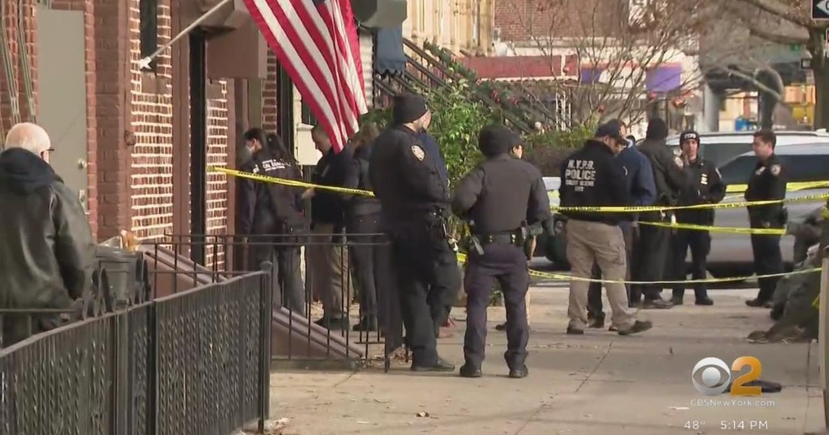Questions surround deadly stabbing in Brooklyn - CBS New York