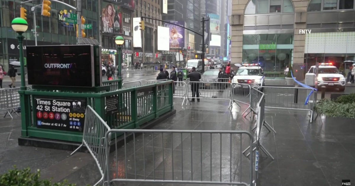 NYPD: Man stabbed in Times Square, suspect on the run - CBS New York