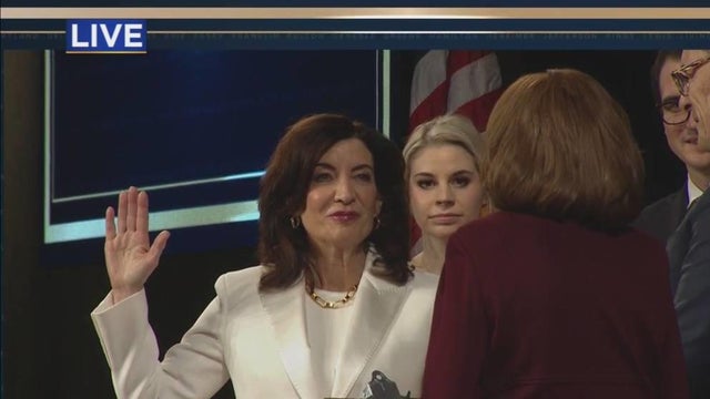 kathy-hochul-swearing-in-1.jpg 