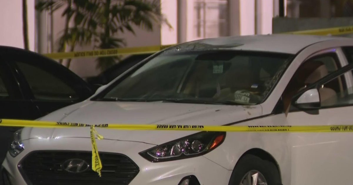 Man shot while sitting in his car near Golden Glades CBS Miami