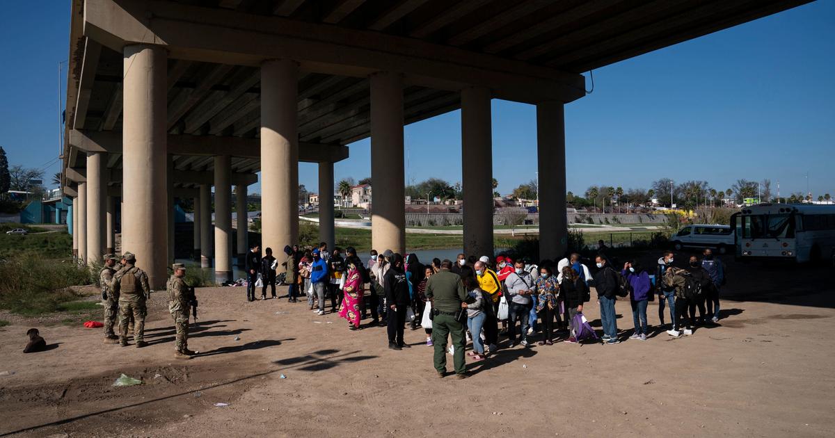 Estados Unidos ampliará los desalojos fronterizos del Título 42 mientras despeja las vías legales para algunos inmigrantes