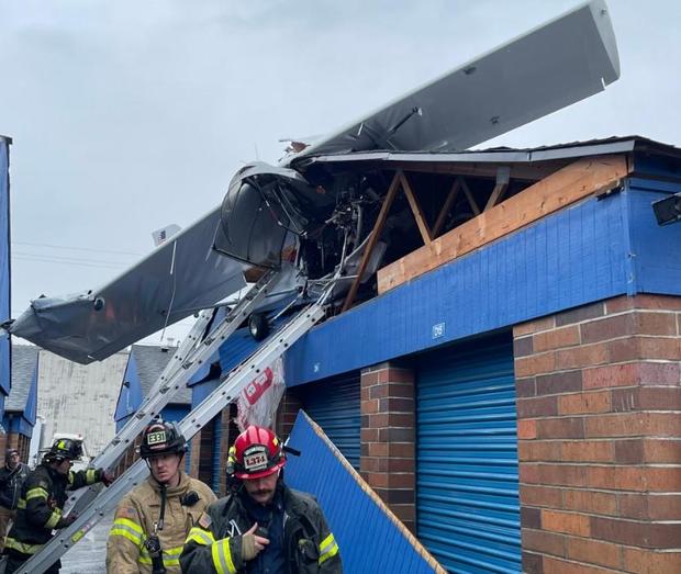 2 hurt after plane crashes into storage building in Washington state 