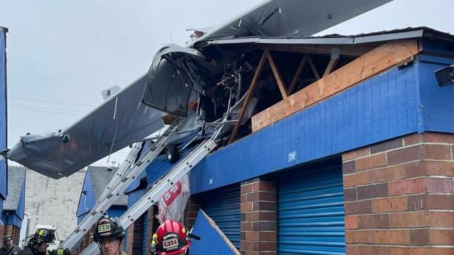 2 hurt after plane crashes into storage building in Washington state 
