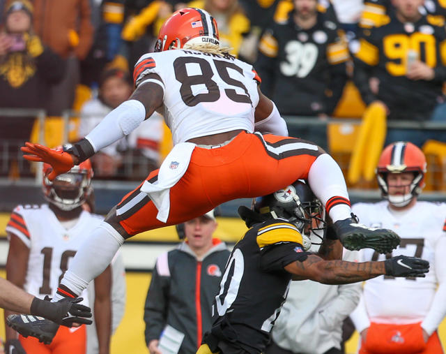 JAN 8th, 2023: David Njoku #85 during the Steelers vs Browns game in  Pittsburgh, PA. Jason Pohuski/CSM/Sipa USA(Credit Image: © Jason  Pohuski/Cal Sport Media/Sipa USA Stock Photo - Alamy